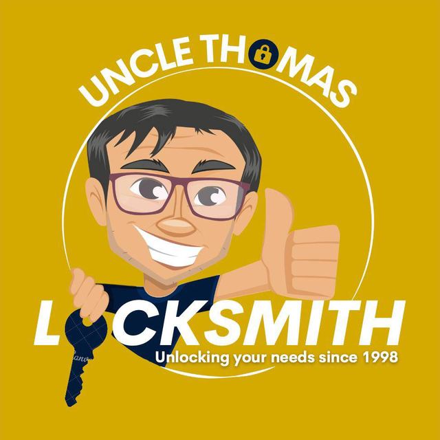 Uncle Thomas 锁匠吉祥物手拿钥匙